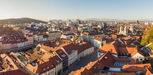 Vista panorámica de Liubliana, capital de Eslovenia, al atardecer. Calles vacías de la capital eslovena durante la pandemia del virus corona medidas de distanciamiento social en 2020 —  Fotos de Stock