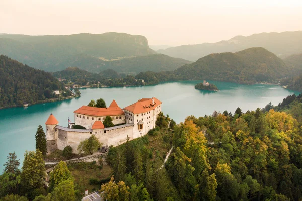 Légi kilátás Bled vára kilátással a Bled-tóra Szlovéniában, Európában — Stock Fotó