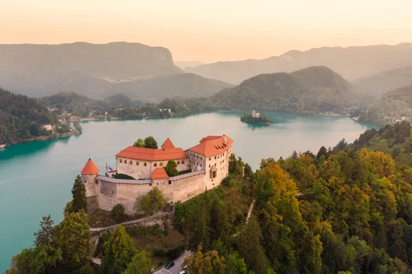 Panoramiczny widok na jezioro Bled i zamek Bled, Słowenia, Europa. Fotografia dronów lotniczych — Zdjęcie stockowe