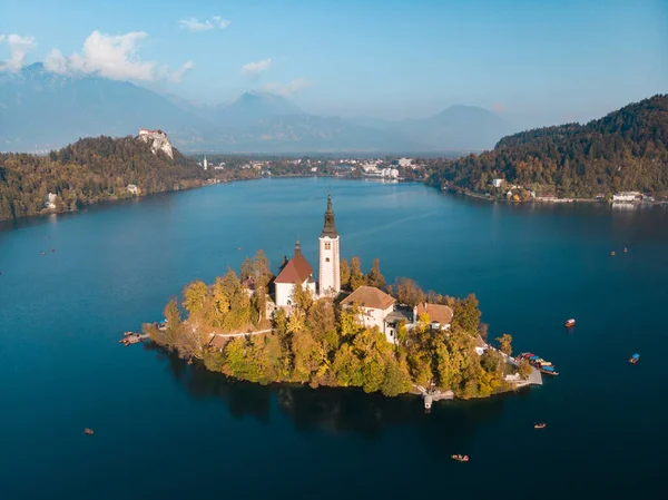 Ön vid sjön Bled i Slovenien, med kyrkan av antagandet — Stockfoto