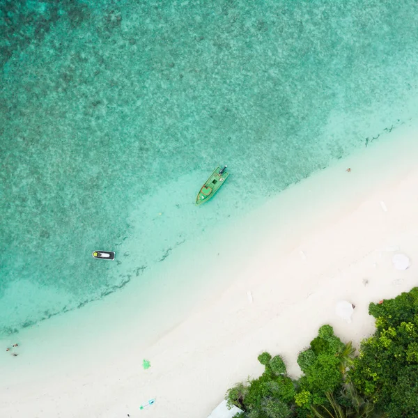 絵の空中ドローンビューモルディブの小さな熱帯の島で完璧なビーチとターコイズブルーのラグーン — ストック写真
