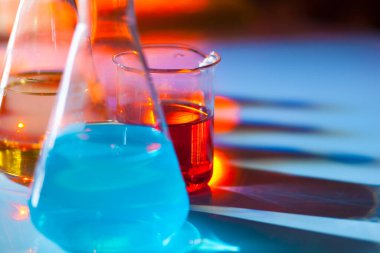 Arka ışıklandırma laboratuvar şişesi.