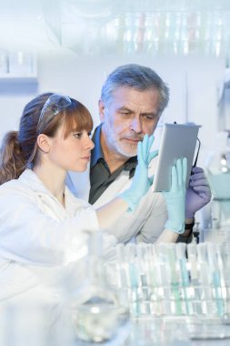 Laboratuvardaki sağlık uzmanları.