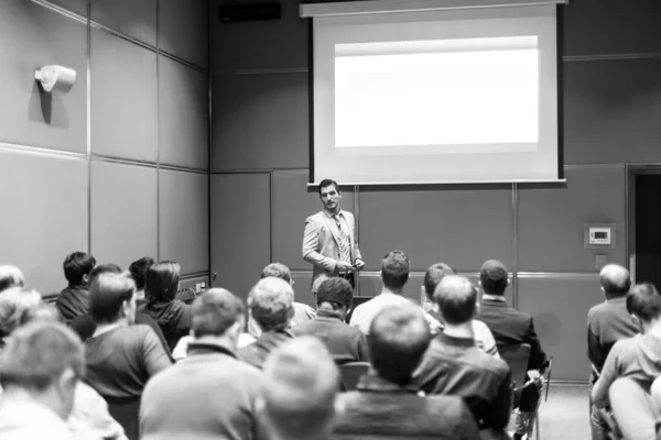 Business speaker geeft een lezing op business conference event. — Stockfoto