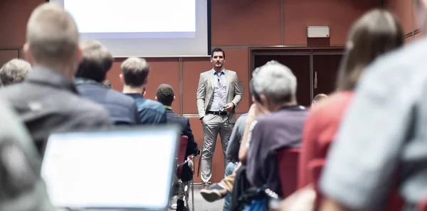 Business speaker geeft een lezing op business conference event. — Stockfoto