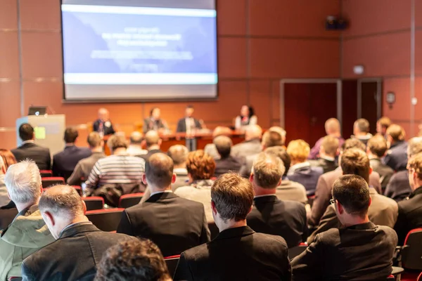 Dyskusja przy okrągłym stole na konferencji biznesowej. — Zdjęcie stockowe