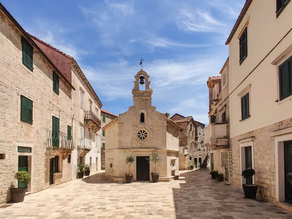 Small church on square of small urban village of Stari grad on Hvar island in Croatia, Adriatic Sea, Europe. — Stock Photo, Image
