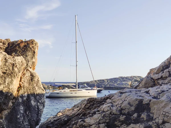 Amarre de velero en una pequeña cala de playa Velo Zarace en la isla de Hvar, Croacia al atardecer — Foto de Stock