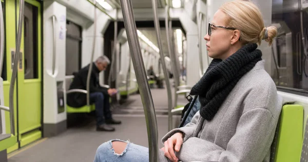 Retrato de menina encantadora viajando em trem de metrô público quase vazio. Permanecer em casa e o distanciamento social recomposto devido ao surto de pandemia do vírus da corona. — Fotografia de Stock