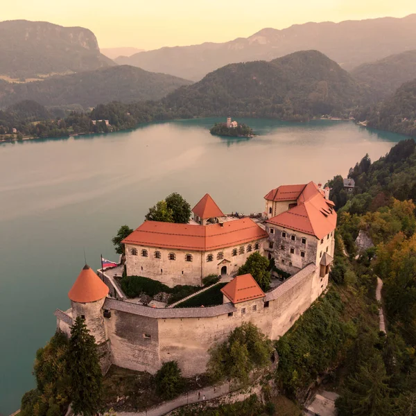 Letecký pohled na jezero Bled a hrad Bled, Slovinsko, Evropa. Fotografie leteckých dronů — Stock fotografie