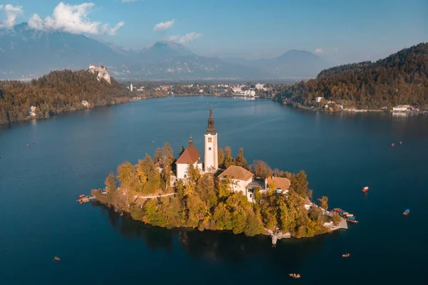 Ostrov u jezera Bled ve Slovinsku, s kostelem Nanebevzetí Panny Marie — Stock fotografie
