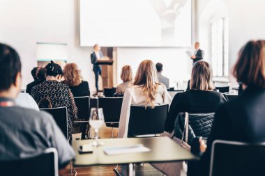 İş toplantısı ve sunumunda röportaj ve yuvarlak masa tartışması. Konferans salonundaki izleyiciler. İş ve Girişimcilik Sempozyumu.