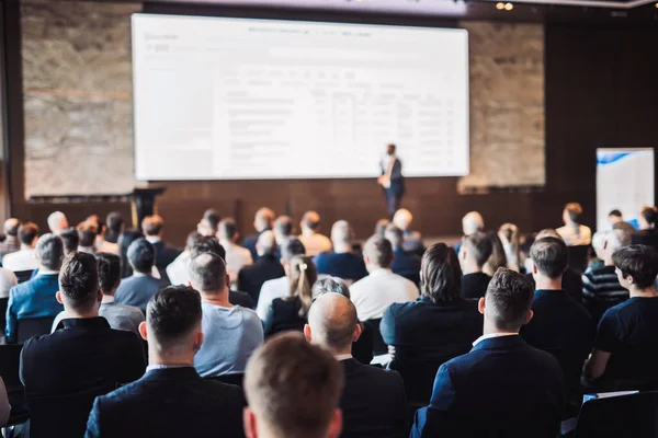 Sözcü, iş konferansında konferans salonunda konuşma yapacak. Konferans salonundaki tanınmayan insanların arka görüntüsü. İş ve girişimcilik kavramı
