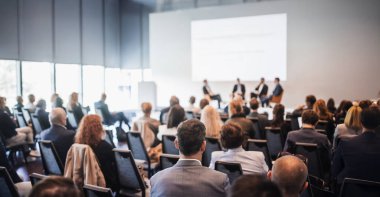 İş toplantısı ve sunumunda röportaj ve yuvarlak masa tartışması. Konferans salonundaki izleyiciler. İş ve Girişimcilik Sempozyumu.