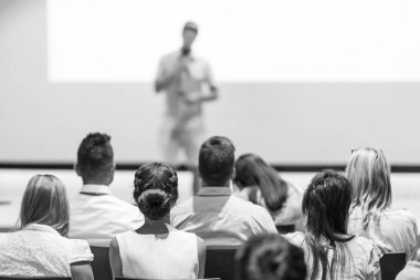 İş ve girişimcilik sempozyumu. Sözcü iş toplantısında bir konuşma yapacak. Konferans salonunda dinleyiciler. İzleyicilerin tanınmayan katılımcılarının arka görünümü.