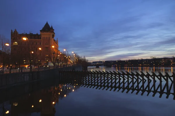 Bir kış akşamı Vltava Nehri 'nin dolgu