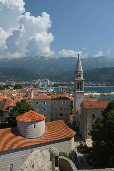 Yaz aylarında eski kasaba Budva Karadağ, deniz ve dağların üzerinden görüntülemek