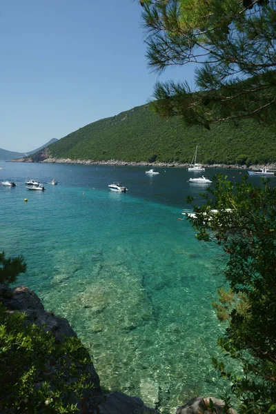 Karadağ 'daki Lustica Yarımadası 'nın bir manzarası, Janice plajının yakınında.