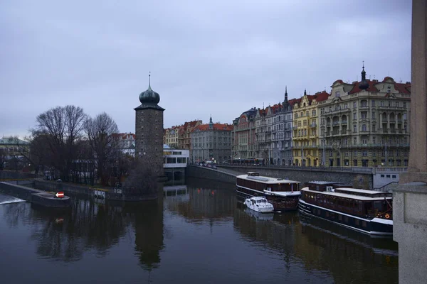 Prag 'da Vltava Nehri ve eski kentin kıyısı manzarası