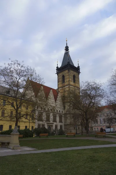 Prag 'daki Charles Meydanı 'nda yeni Belediye Binası