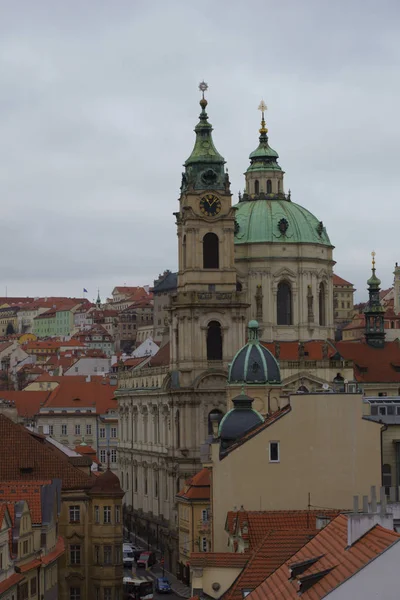 Hradcany ve St Nicholas Kilisesi görünümü