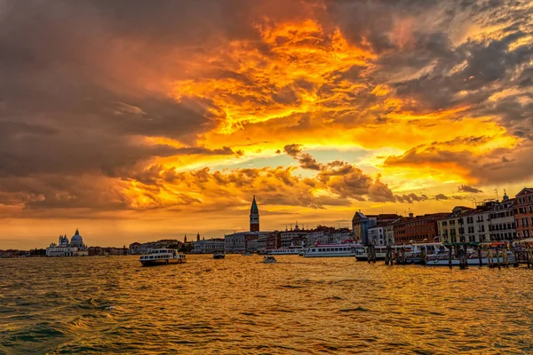 Noite Veneza na hora de ouro . — Fotografia de Stock