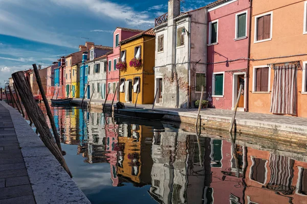 Barevné domy v Burano, Benátky, Itálie. — Stock fotografie