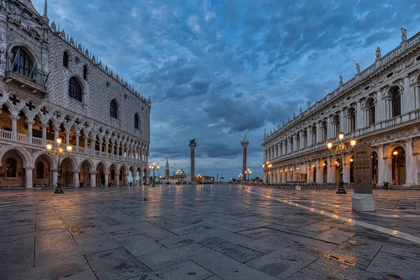 San Marco Platz in Venedig, Italien bei Sonnenaufgang — Stockfoto