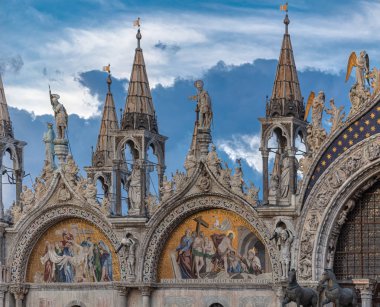 Venedik'teki San Marco bazilikası cephesi