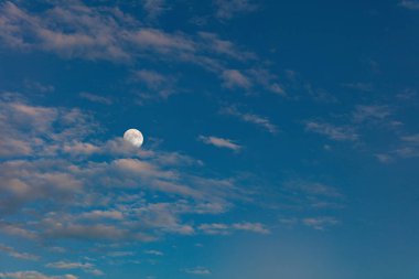 Bulutlu akşam gökyüzünde güzel dolunay