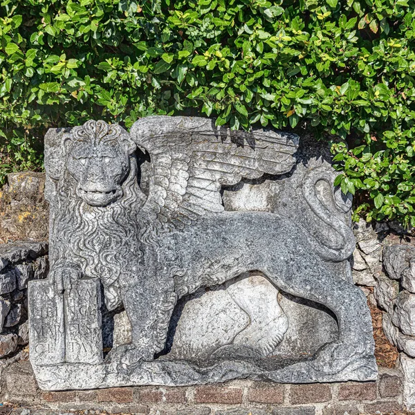 在克罗地亚里耶卡特萨城堡入口处的威尼斯翼石狮圣迹雕塑 — 图库照片