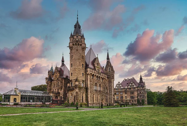 Moszna Şatosu, Yukarı Silezya 'nın en bilinen anıtlarından biri olan Moszna' nın küçük bir köyünde bulunan tarihi bir saraydır..