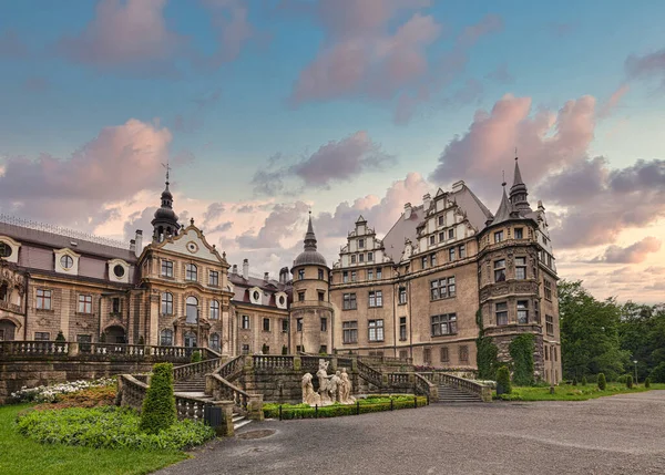 Moszna Şatosu, Yukarı Silezya 'nın en bilinen anıtlarından biri olan Moszna' nın küçük bir köyünde bulunan tarihi bir saraydır..