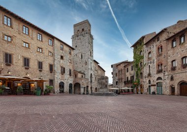 Ünlü Piazza della Cisterna 'nın panoramik manzarası tarihi San Gimignano kasabasında bir sabah, Toskana, İtalya.