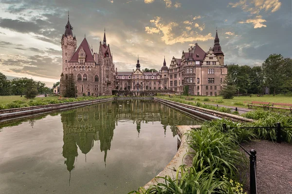 Moszna Şatosu, Yukarı Silezya 'nın en bilinen anıtlarından biri olan Moszna' nın küçük bir köyünde bulunan tarihi bir saraydır..