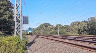 Modern yüksek hızlı aerodinamik aerodinamik aerodinamik bir tren daha yavaş bir tempoyla geçer..