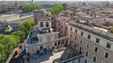 Roma 'nın havadan görünüşü Tiber Nehri' nin antik mimari şehrinde dolaştığını gösteriyor. Şehrin yukarıdan görünüşü. Roma 'nın güzel yerlerinde seyahat etmek. 4k biçiminde yüksek kaliteli görüntüler