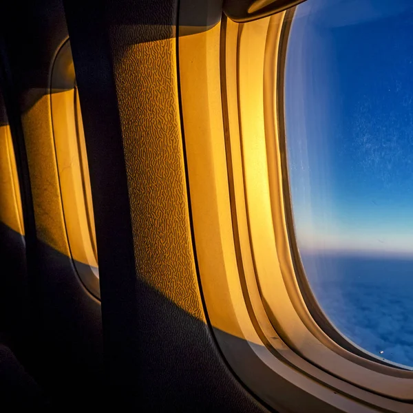 Uçak penceresinden güzel gün batımı