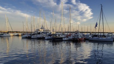 Günbatımında Prens Edward Adası, Kanada 'nın Charlottetown Limanı' na yanaşan yatlar. 