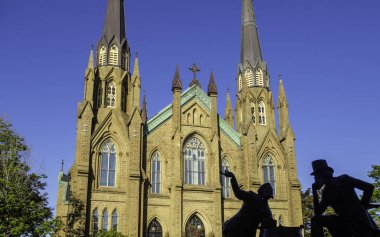 St Dunstan Bazilikası Katedrali, ulusal tarihi site Kanada ve Charlottetown, Prens Edward Adası 'nda güneşli bir günde Konfederasyon iki babalar bronz heykeli