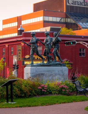  Arka planda Mack Tiyatrosu ve Gaziler Işleri Kanada Binası ile şehir merkezinde Charlottetown Veterans Memorial üzerinde günbatımı