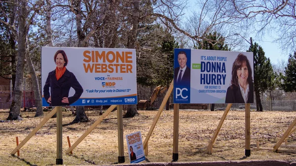 Simone Webster, Ndp Pei ve Donna Rush, Pei Pc Party, il seçimleri için tabelalar 2019 (Nisan 23) Charlottetown bir parkta, Pei, Kanada 