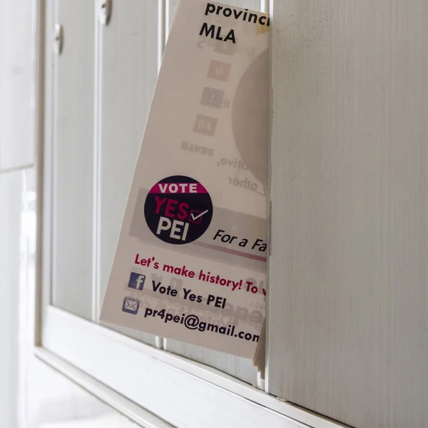 Oy Evet Pei, Charlottetown posta kutusunda Karışık Üye Orantılı Temsil (Mmp) referandum tabelası, Prince Edward Island, Kanada