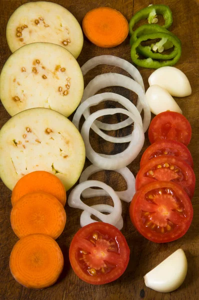 Tomaten Paprika Knoflook Aubergine Uien Wortelen Een Houten Plank — Stockfoto