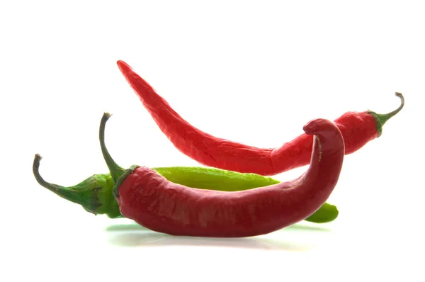 Pods Van Rode Groene Hete Chili Pepers Witte Geïsoleerde Achtergrond — Stockfoto