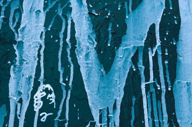 Eski yeşil boyanmış demir duvarın dokusu beyaz lekeler ve lekeler yakın.