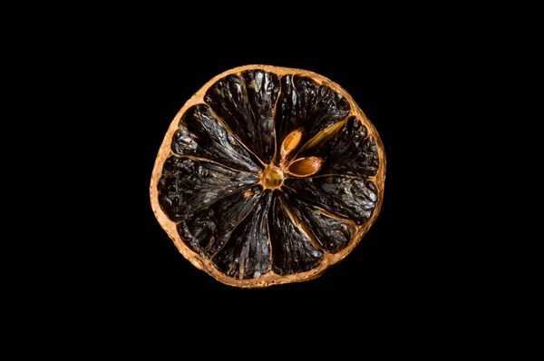 Siyah izole arkaplanda bir kuru limon dilimi
