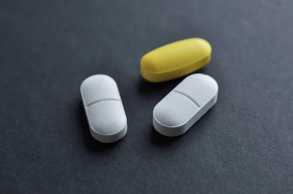 Tři Tablety Černém Pozadí Léky Koncept — Stock fotografie
