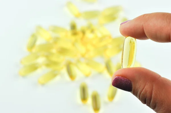 Vitaminas Primer Plano Niña Sosteniendo Píldora Con Aceite Pescado Omega — Foto de Stock