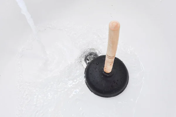 堵塞的浴缸 管道清洗的概念 卫生工程工作 — 图库照片